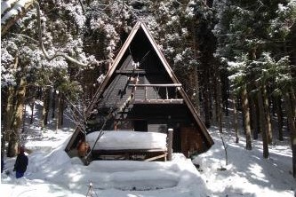 雪の頃の山小屋